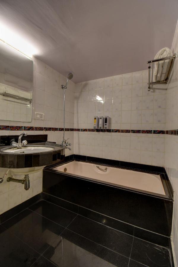 Elite Hotel Lonavla Zewnętrze zdjęcie